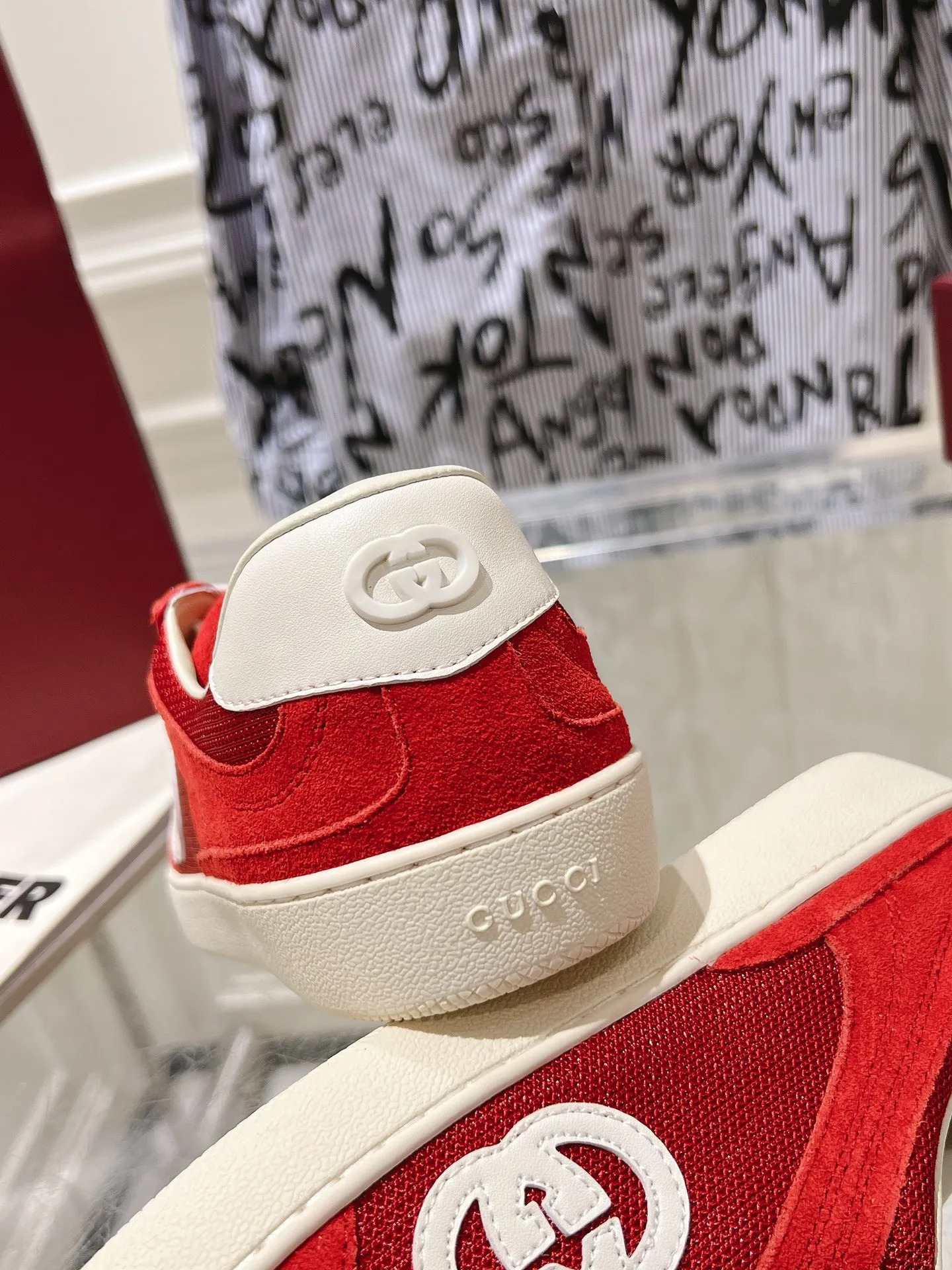 👟👟Ex-factory price 540👟👟Men's size +10 New upgraded version🔥Gucci 2024 new white shoes casual shoes hot recommendation, original TPU soles, original fabrics, original sheepskin lining sheepskin feet🔥Original cover craftsmanship is reproduced one to one! The pursuit of ultimate comfort! 🔥🔥 [Love] Fabric: Imported cow suede + mesh [Love] Packing: Counter-matched red shoe box ➕ Aviation airplane box [Love] Code number: 35-45